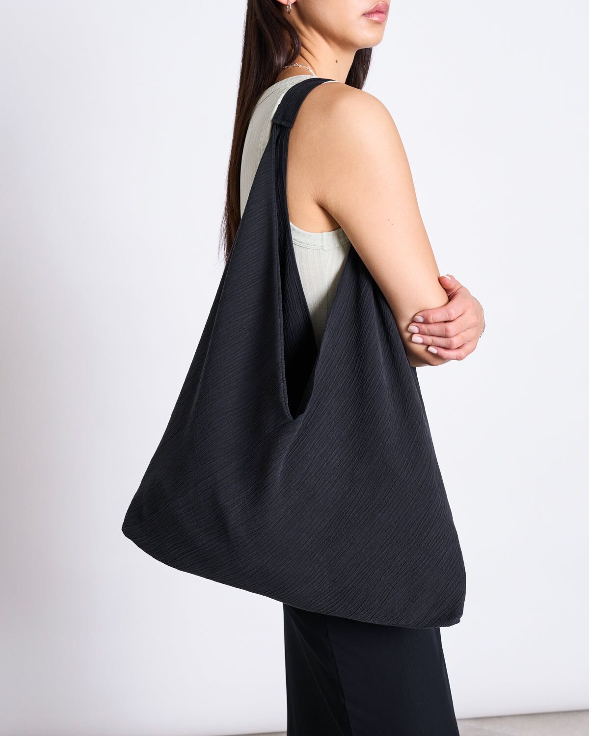crinkle shopper visby black 1
