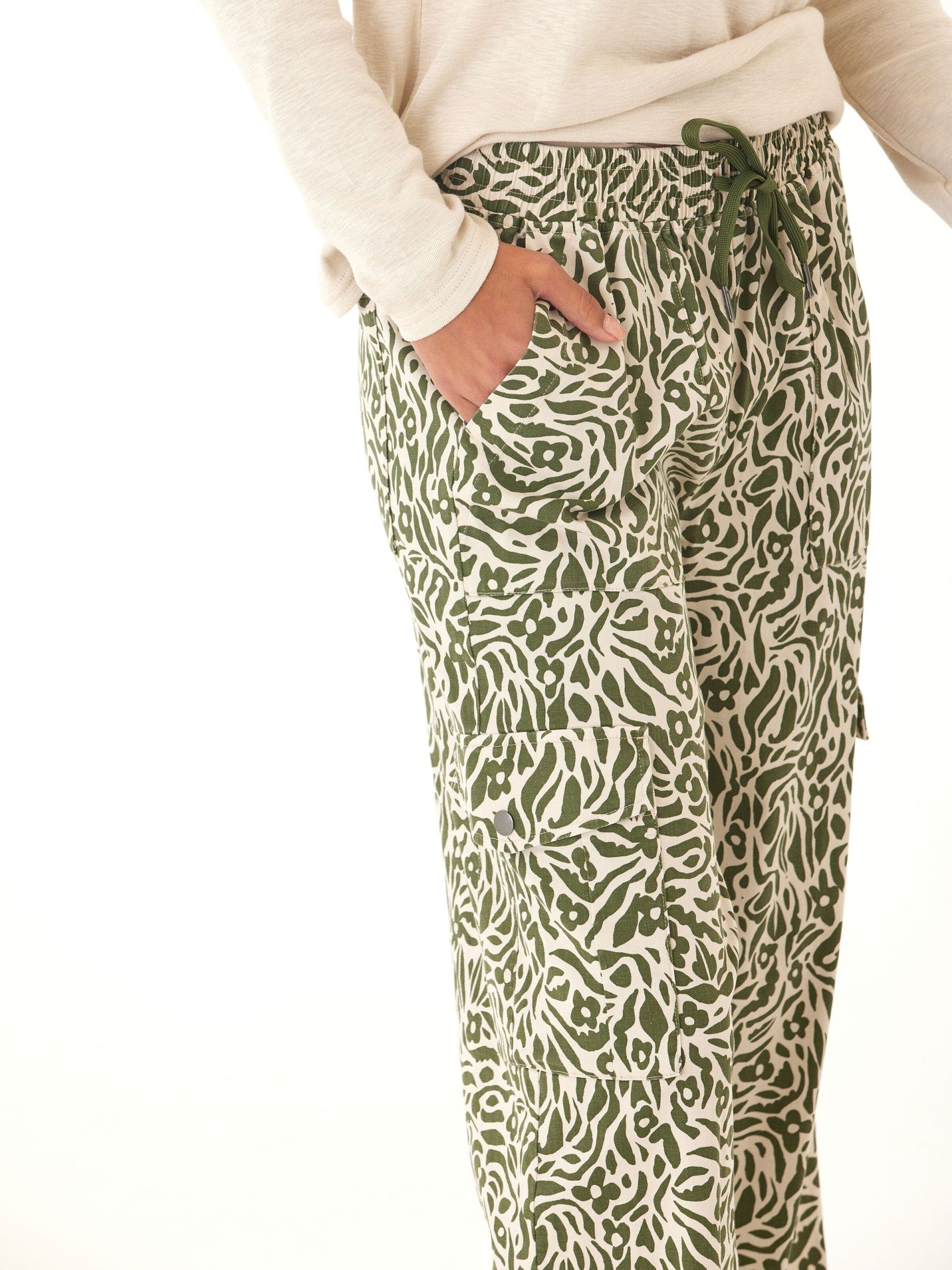 eila wild floral print stretch twill wide leg cargo pant 3