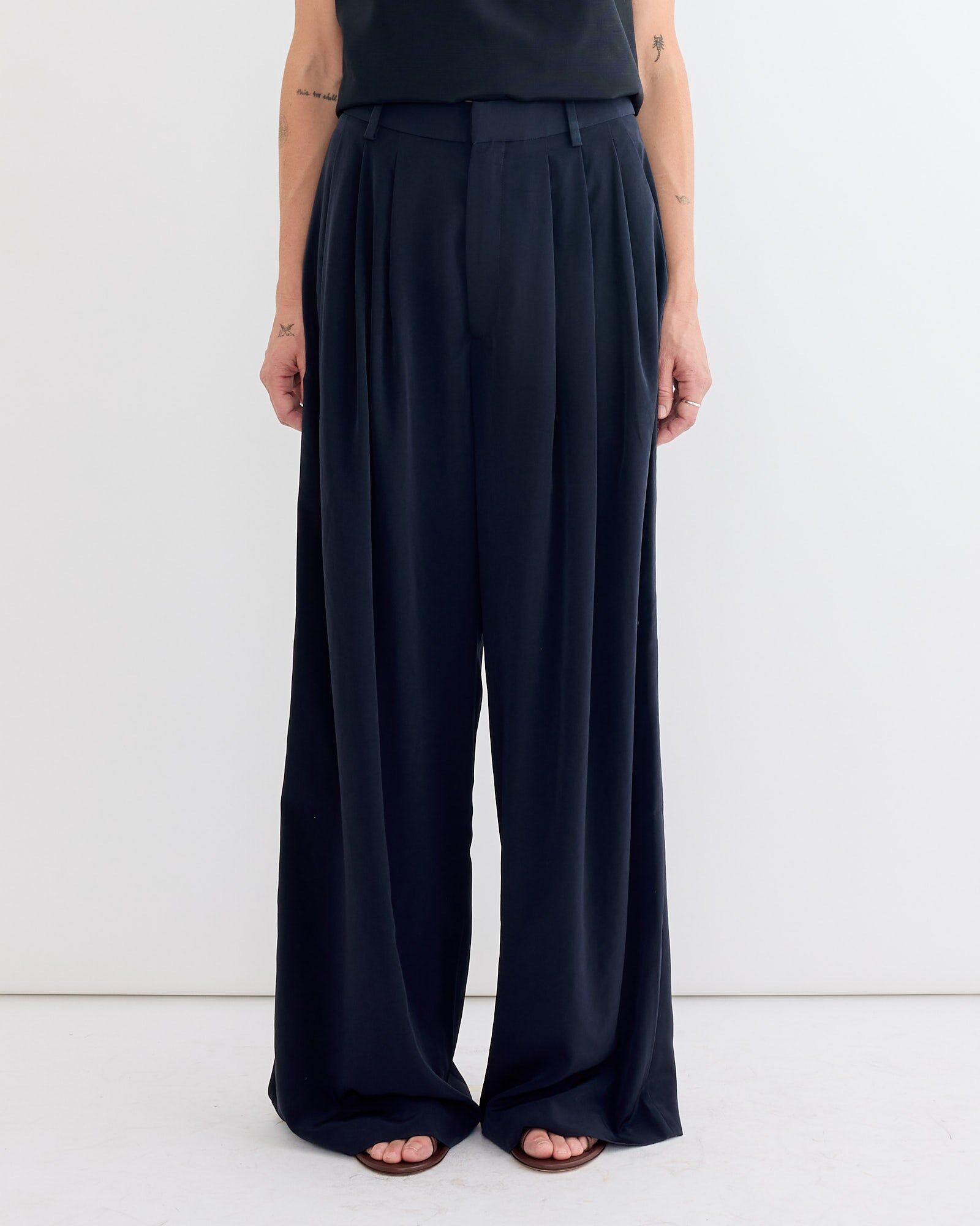 relaxed suiting triple pleat pant in navy 1