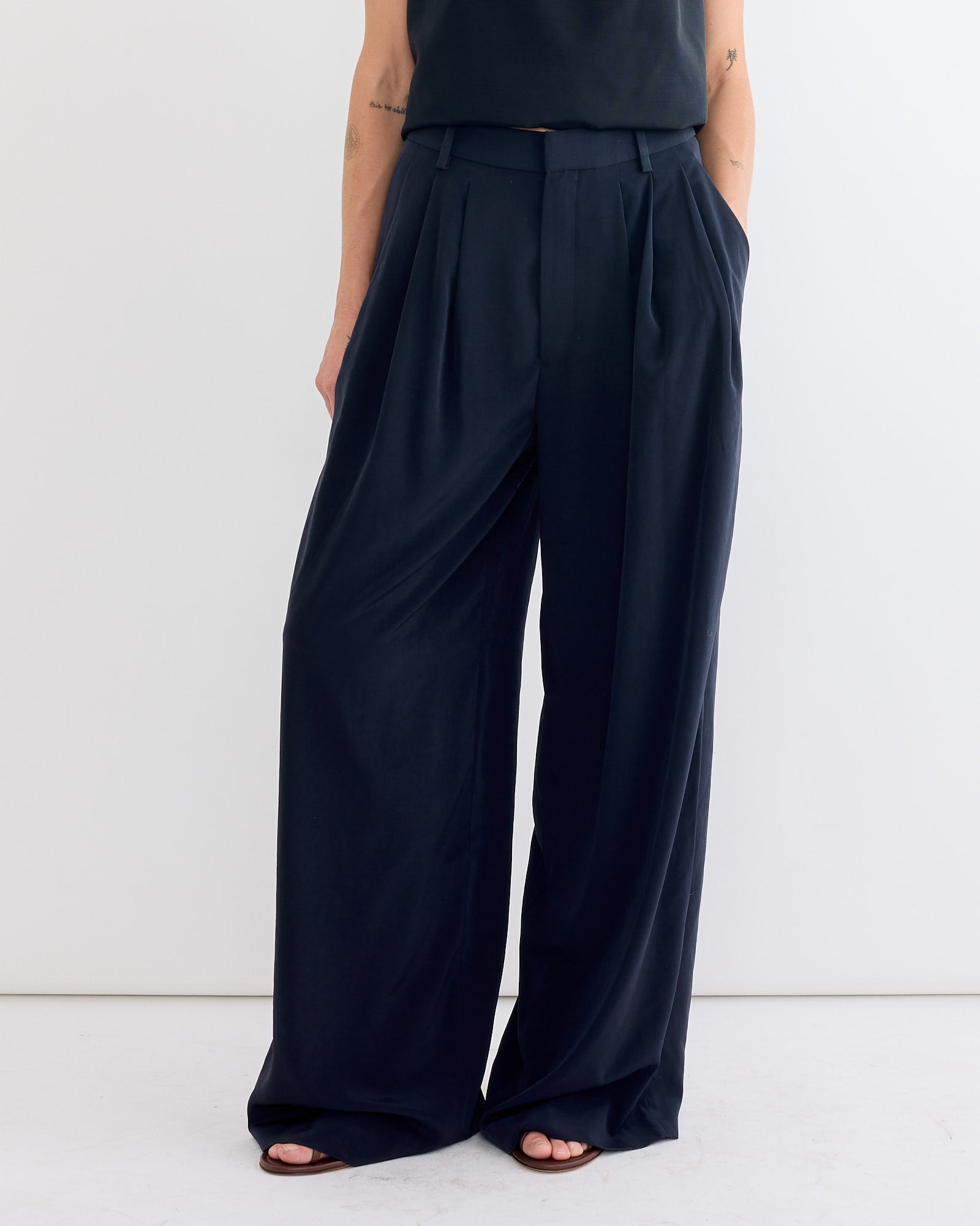 relaxed suiting triple pleat pant in navy 2