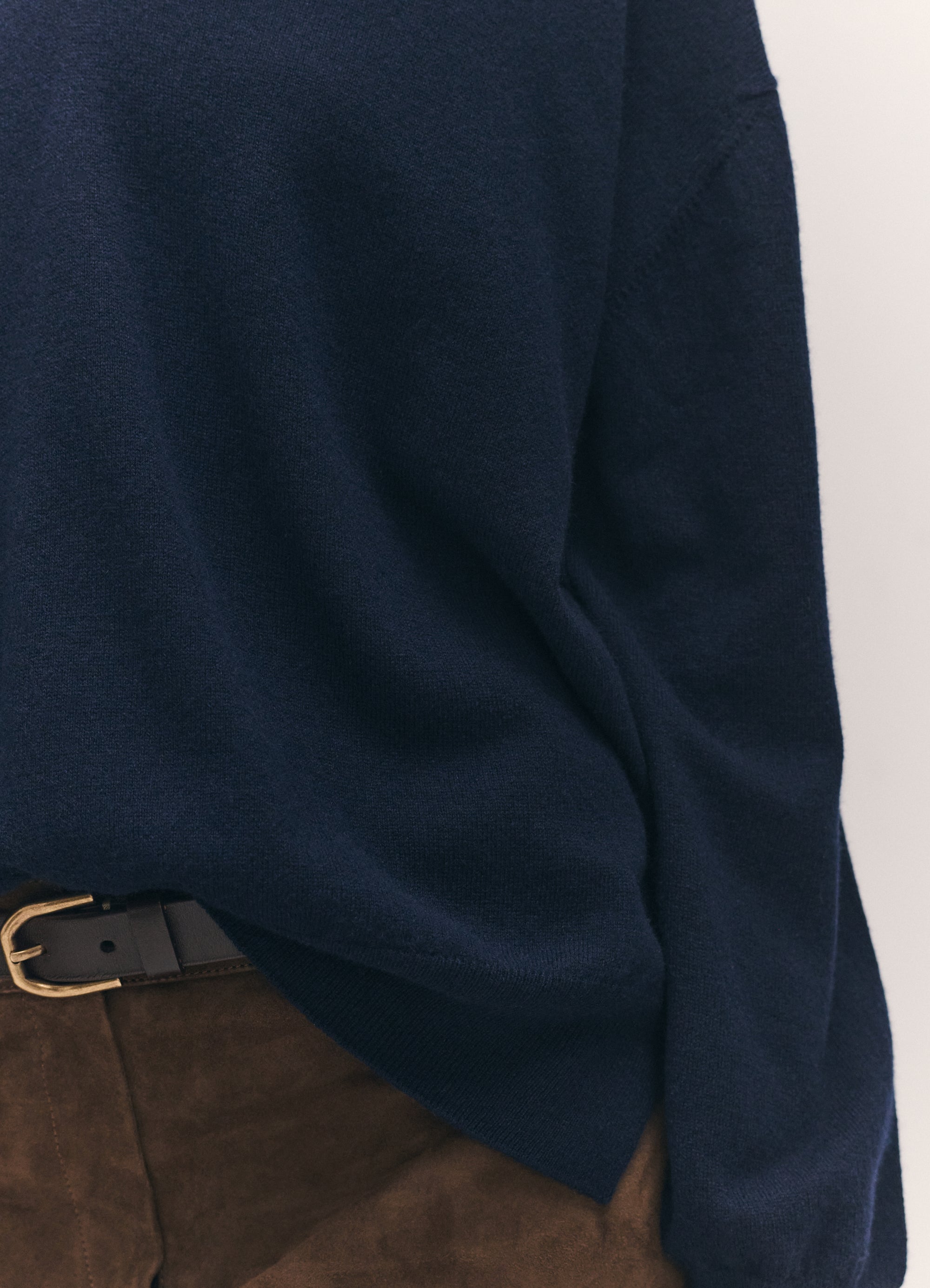 tahra cashmere v neck in dark navy 2