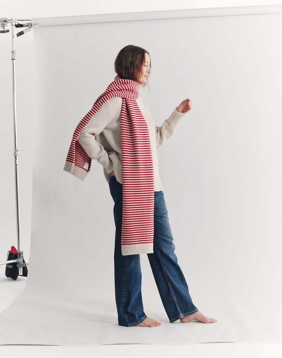 the winter weekend scarf lait carmine 1